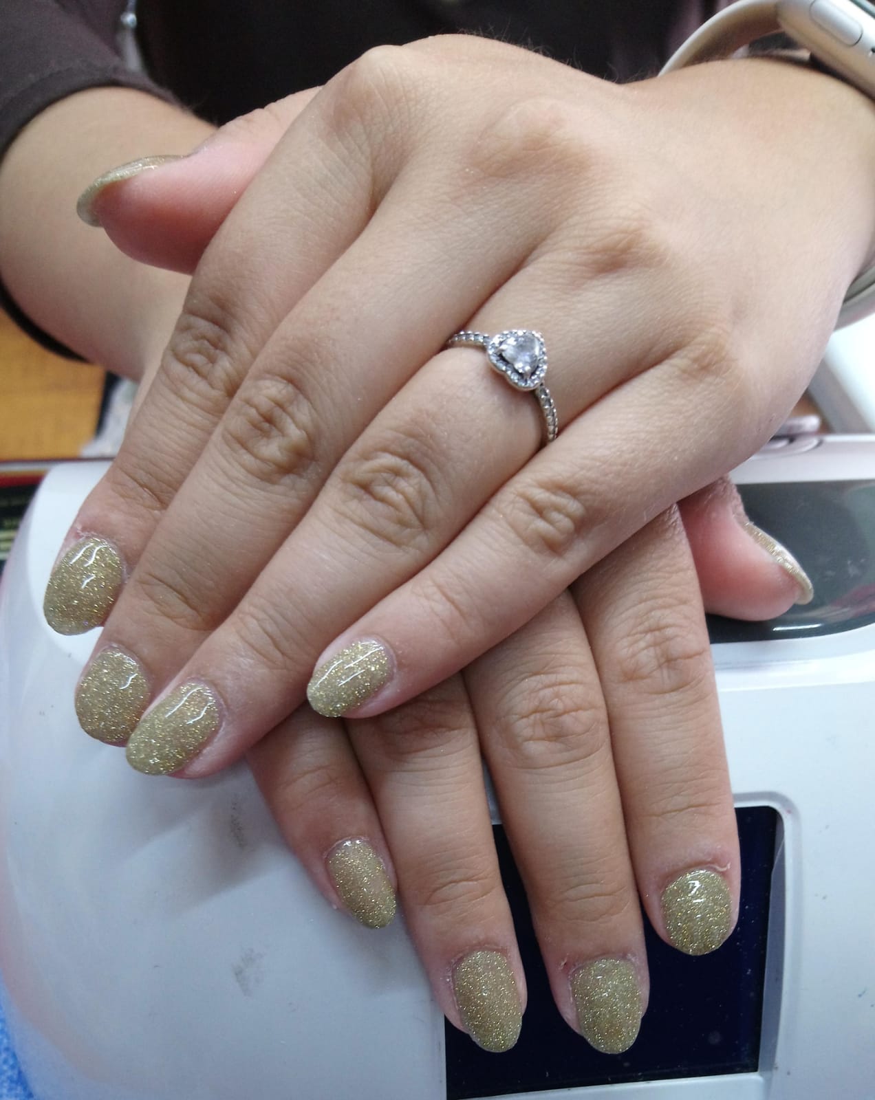 Uñas doradas glitter