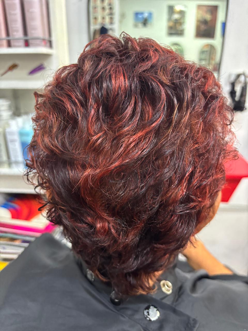 Coloración cabello rizado rojo